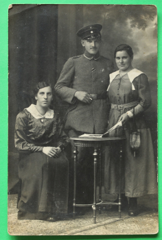 AK Nürnberg / 1918 / Foto / Atelier Hermann Jursch Tafelfeldstr 8 / Offizier Frauen Militär